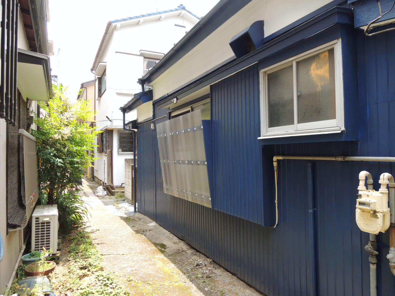 埼玉県蕨市中央の賃貸物件/戸建密集地、細道を入った奥に見えてきます