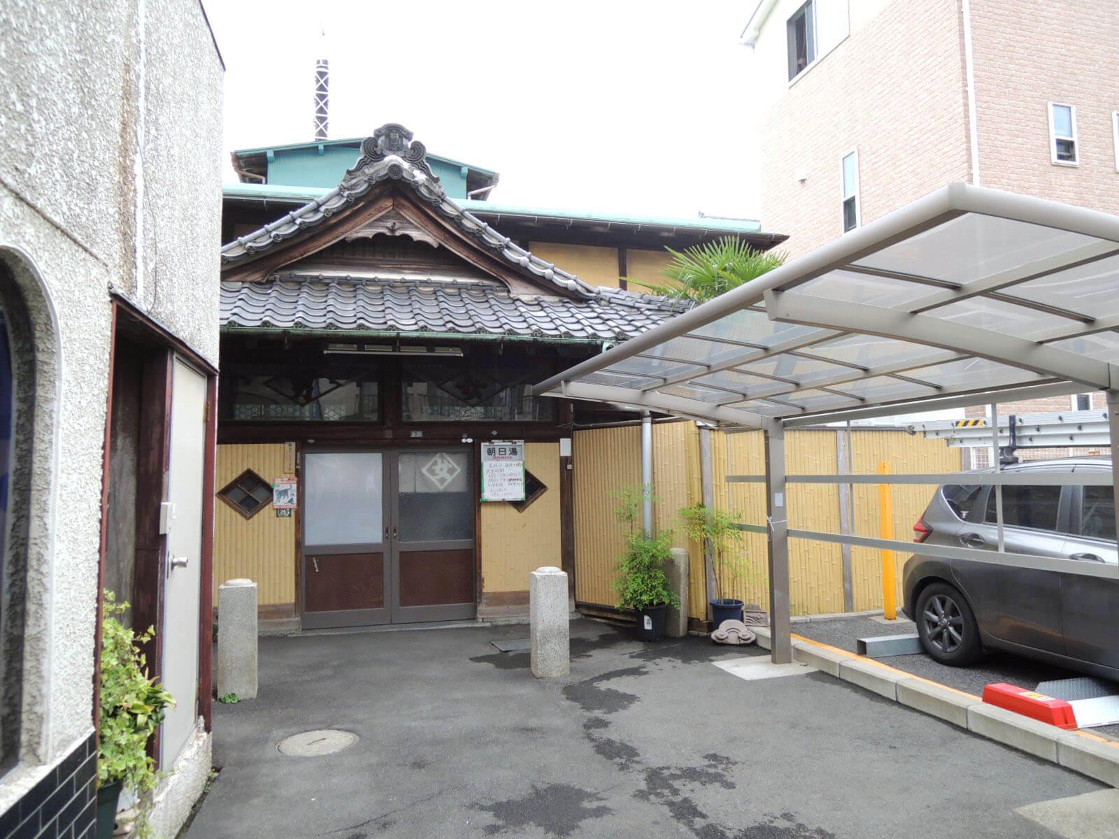 埼玉県蕨市中央の賃貸物件/近くにはクラシカルな銭湯が営業中