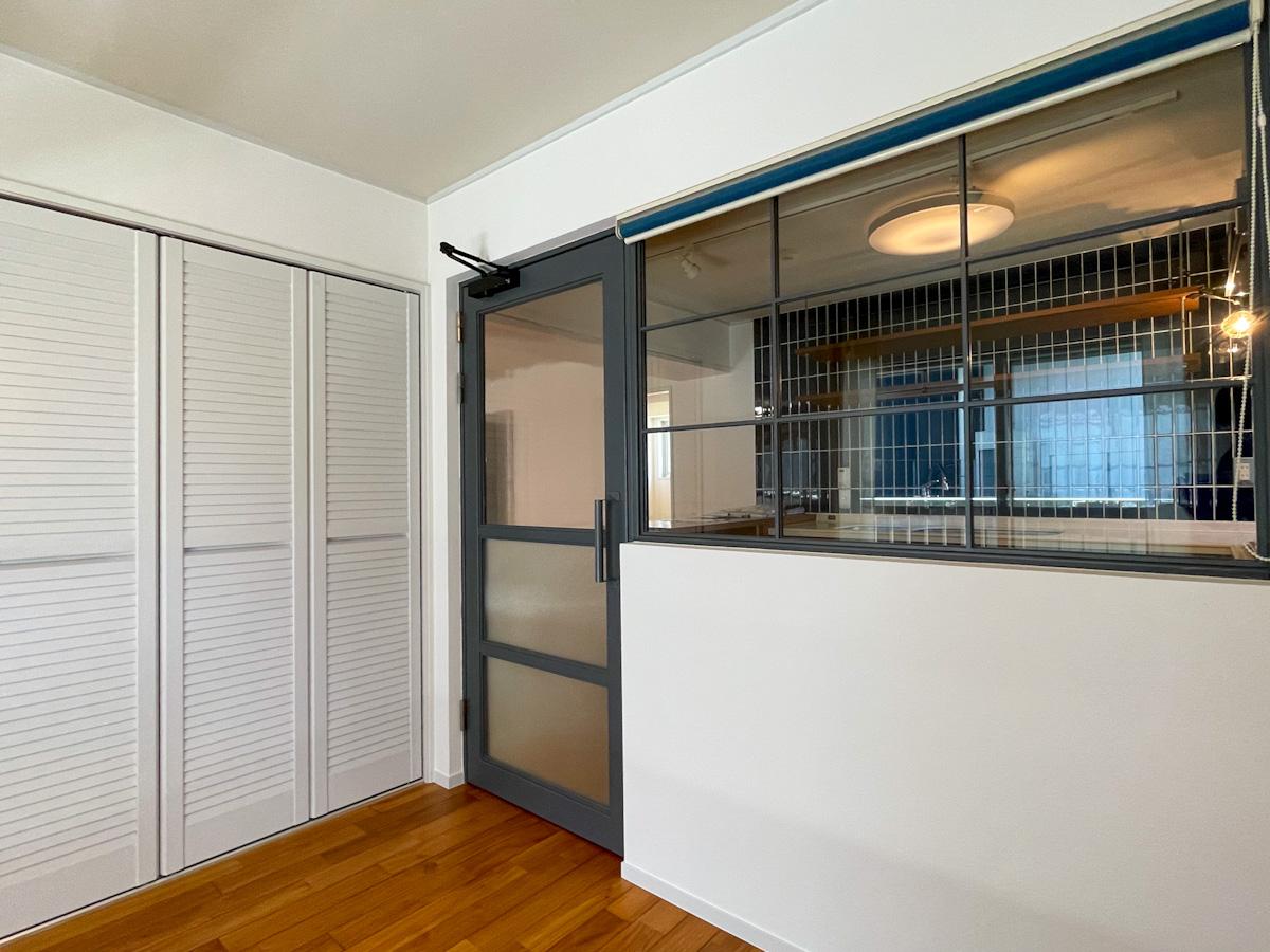 渋谷区千駄ヶ谷の賃貸物件/キッチン横の洋室にはスチール製の建具やサッシが用いられている