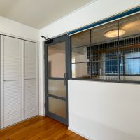 渋谷区千駄ヶ谷の賃貸物件/キッチン横の洋室にはスチール製の建具やサッシが用いられている