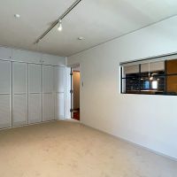 渋谷区千駄ヶ谷の賃貸物件/リビング横の洋室。壁窓からちらりとリビングが見える