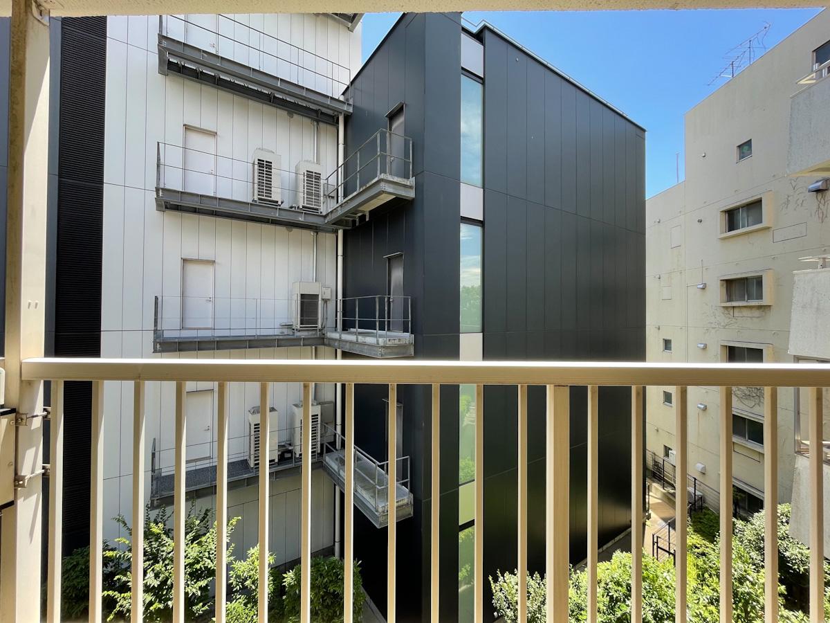 渋谷区千駄ヶ谷の賃貸物件/バルコニーの先には隣の建物。眺望の抜けはないものの、光はちゃんと入る距離感