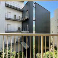 渋谷区千駄ヶ谷の賃貸物件/バルコニーの先には隣の建物。眺望の抜けはないものの、光はちゃんと入る距離感