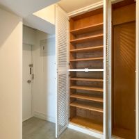渋谷区千駄ヶ谷の賃貸物件/土間打ちの玄関に大容量のシューズボックス