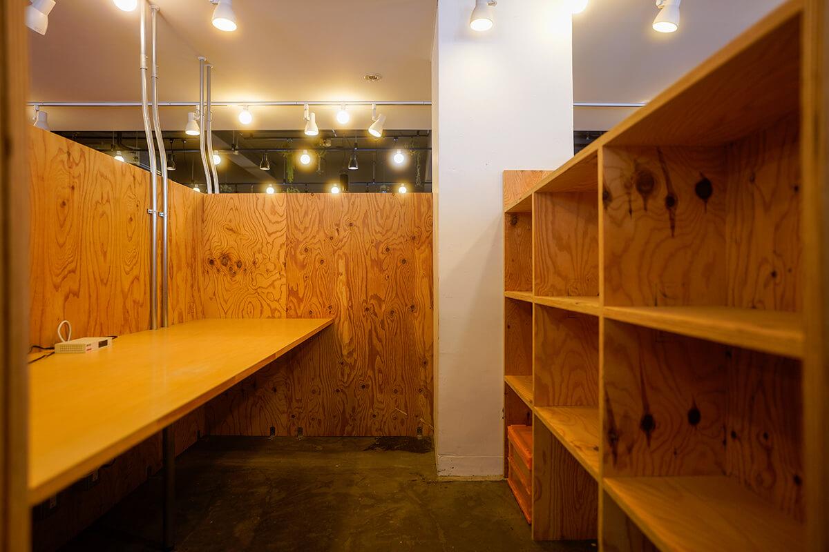 渋谷区代官山町の賃貸物件/4B15：定員2名のブース。アルバイトさんなどと一緒に仕事をしている方に良さそう