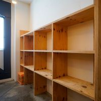 渋谷区代官山町の賃貸物件/ブース席には収納棚が常設されています