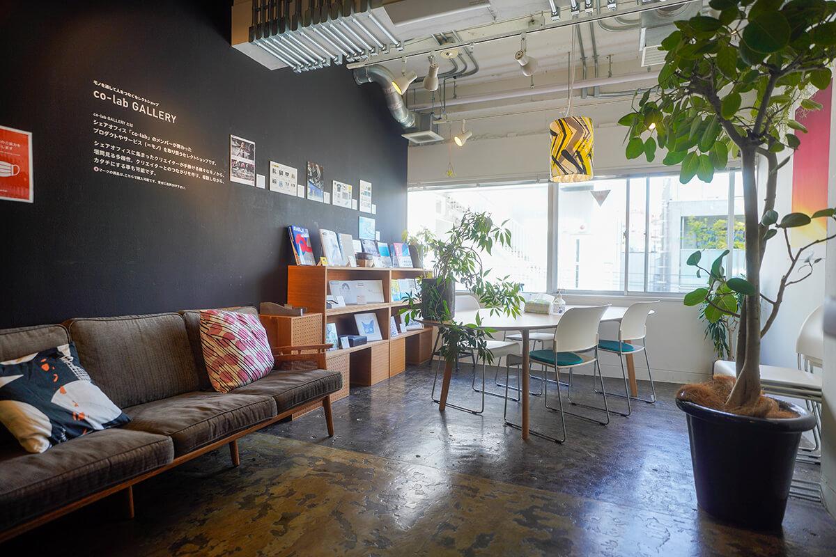 渋谷区代官山町の賃貸物件/受付横のギャラリースペース。入居クリエイターの作品が展示されています