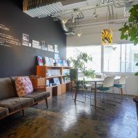 渋谷区代官山町の賃貸物件/受付横のギャラリースペース。入居クリエイターの作品が展示されています