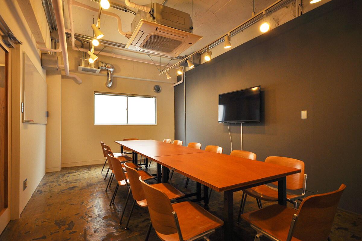渋谷区代官山町の賃貸物件/4階の大会議室（12名用）。複数人での打合せやプレゼンにちょうどいい広さです。館内にはミーティングルームが5つあります