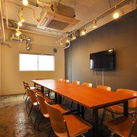 渋谷区代官山町の賃貸物件/4階の大会議室（12名用）。複数人での打合せやプレゼンにちょうどいい広さです。館内にはミーティングルームが5つあります