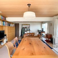 中野区白鷺の売買物件/リビング。左手壁にある本棚はこのお部屋に合うように特注で制作されたもの。ご希望あれば引き継いでいただけます