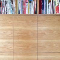 中野区白鷺の売買物件/本棚は造作でつくられ、木の質感なども素敵です