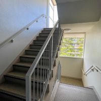 中野区白鷺の売買物件/階段。エレベーターは1階と5階にしか止まりませんので、5階までエレベーターで上がって、1階分階段で降りる形