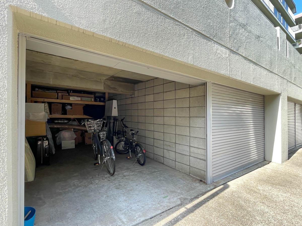 中野区白鷺の売買物件/駐車場が所有権に含まれていて、無料で駐車可能。シャッターがついているので、セキュリティ的にも安心。