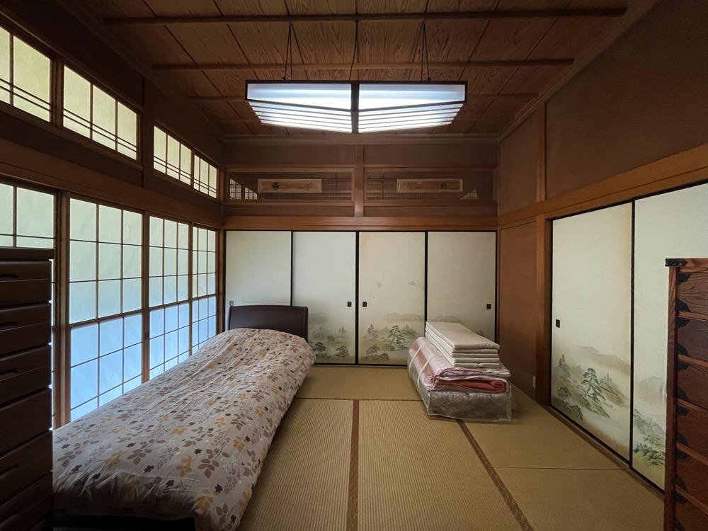 横浜市南区六ツ川の売買物件/天井が高い和室（8畳）、障子の先は広縁です
