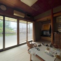 横浜市南区六ツ川の売買物件/居間（リビング）のサッシの先はデッキになっています