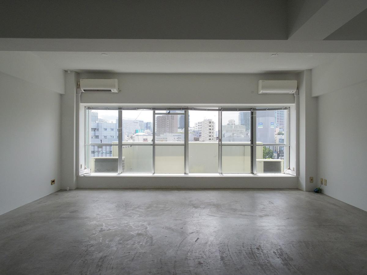 渋谷区神宮前の賃貸物件/ベースが整えられたリノベオフィス区画。6枚の連窓から入る採光も、眺望も気持ちいい