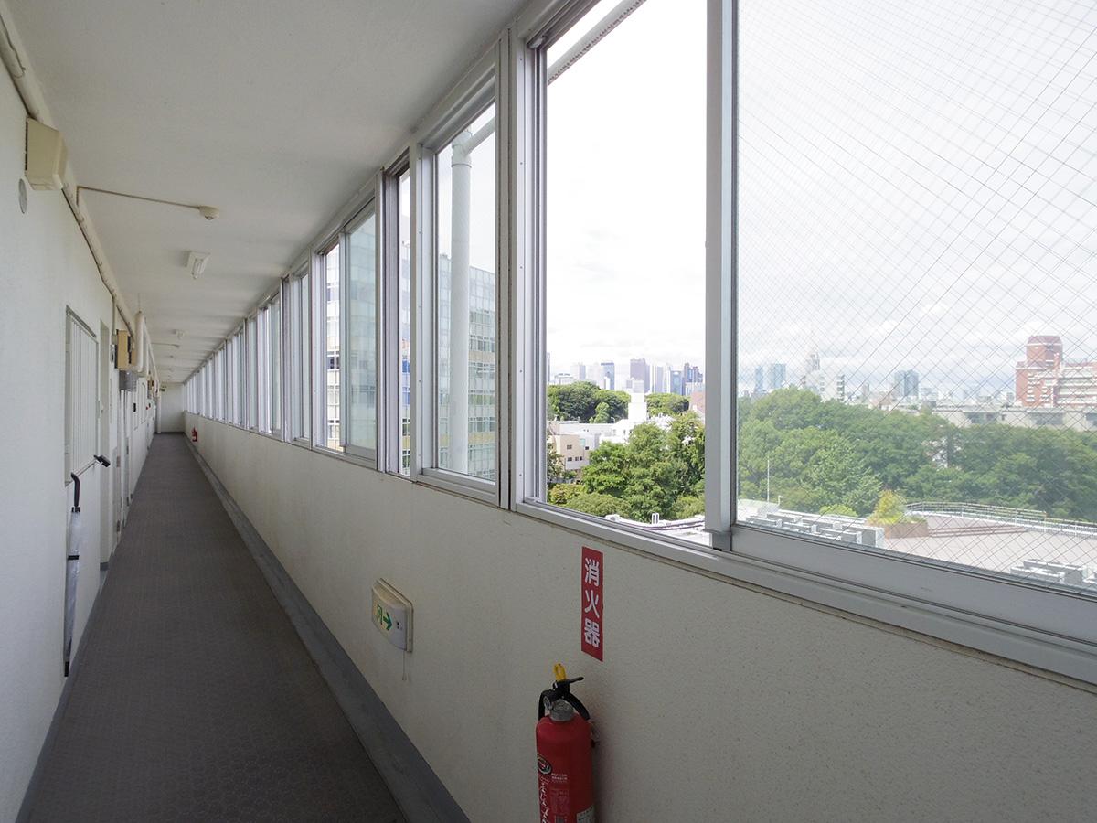 渋谷区神宮前の賃貸物件/共用部からもこの眺め。部屋は明治通りから離れた奥側に位置している