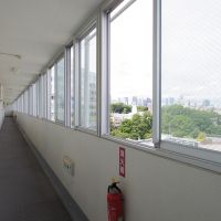 渋谷区神宮前の賃貸物件/共用部からもこの眺め。部屋は明治通りから離れた奥側に位置している