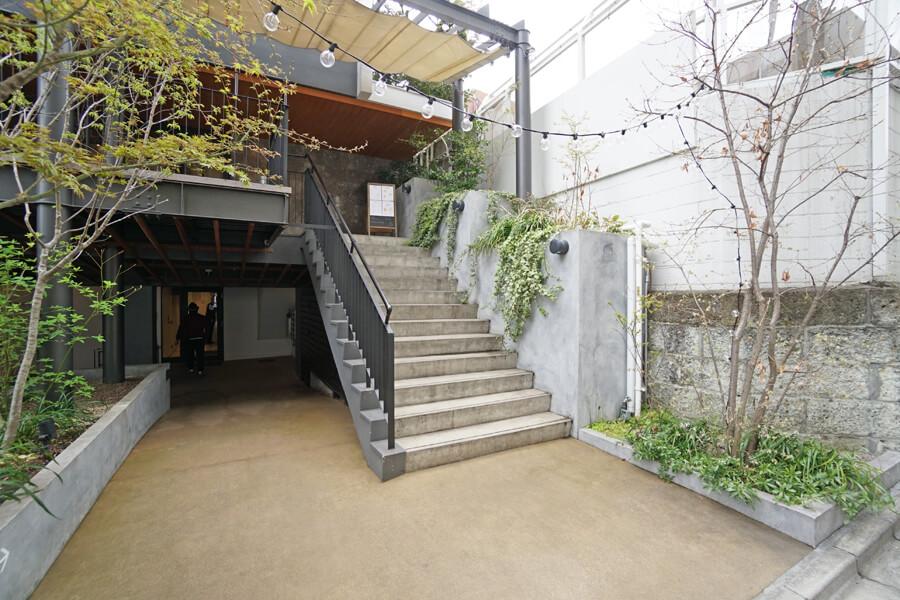 渋谷区代官山町の賃貸物件/階段を上ってメインエントランスへ。もちろん1階にもエントランスがあります