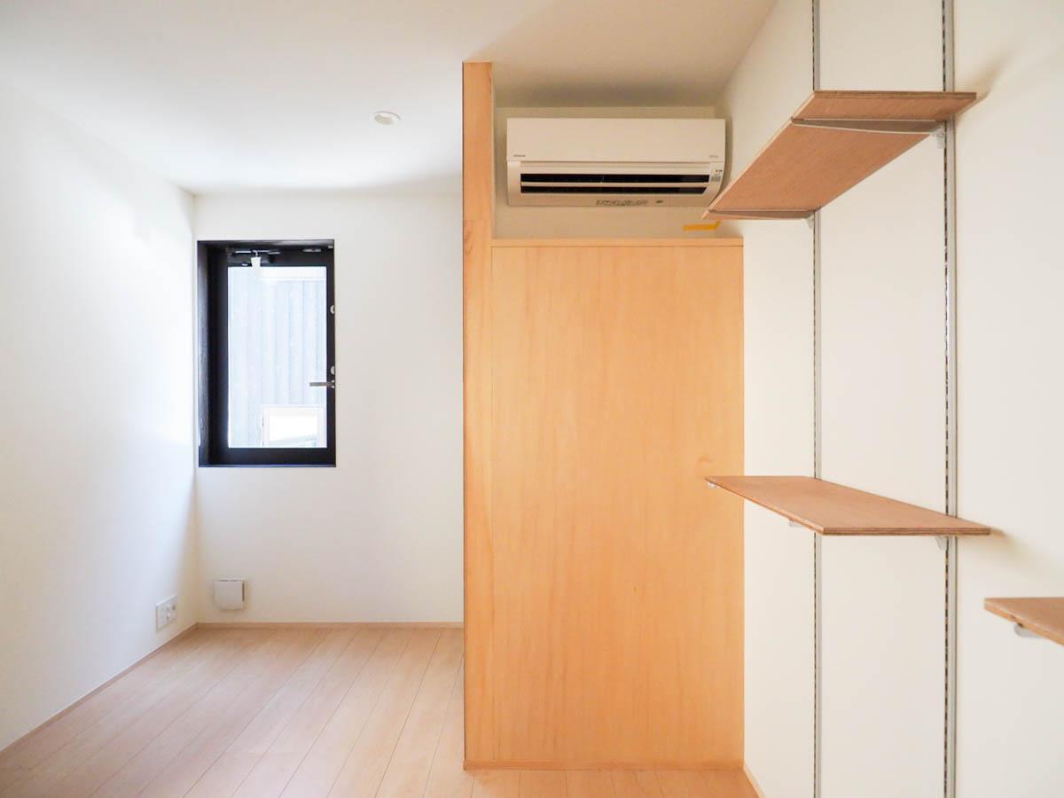杉並区和泉の賃貸物件/木の壁の向こうが玄関。ちいさなダイニングもしくは仕事デスクが置けそうな余白があります