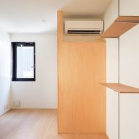 杉並区和泉の賃貸物件/木の壁の向こうが玄関。ちいさなダイニングもしくは仕事デスクが置けそうな余白があります