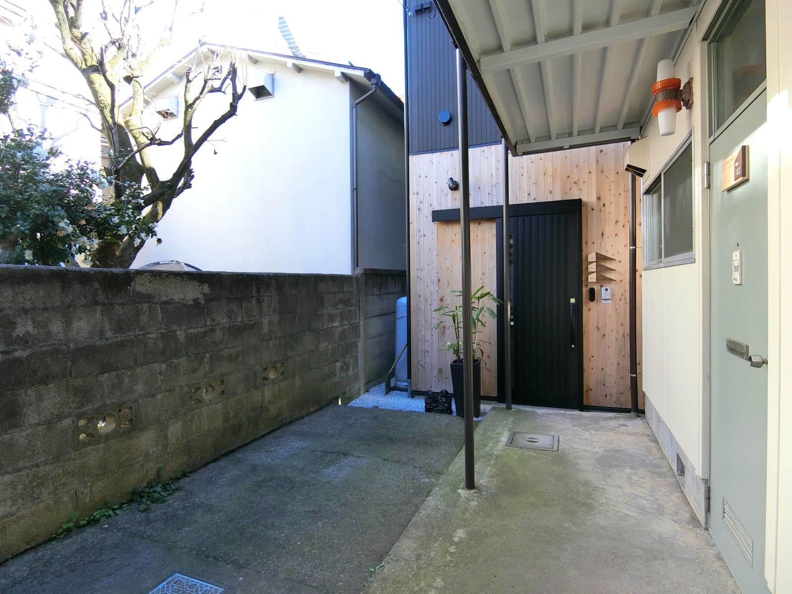 八王子市天神町の賃貸物件/グリーン扉の玄関を出て黒い扉から母屋に即アクセス！ 自転車は左の塀沿いに駐輪できます