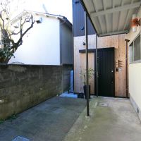 八王子市天神町の賃貸物件/グリーン扉の玄関を出て黒い扉から母屋に即アクセス！ 自転車は左の塀沿いに駐輪できます