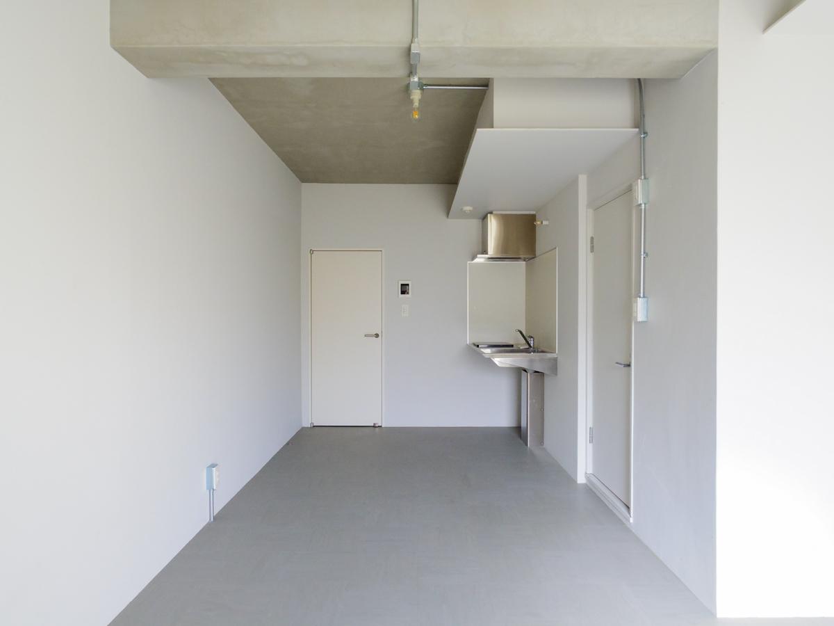 大田区南雪谷の賃貸物件/白に塗装された壁に、床はPタイル張り。あえて「らしさ」を無くした空間