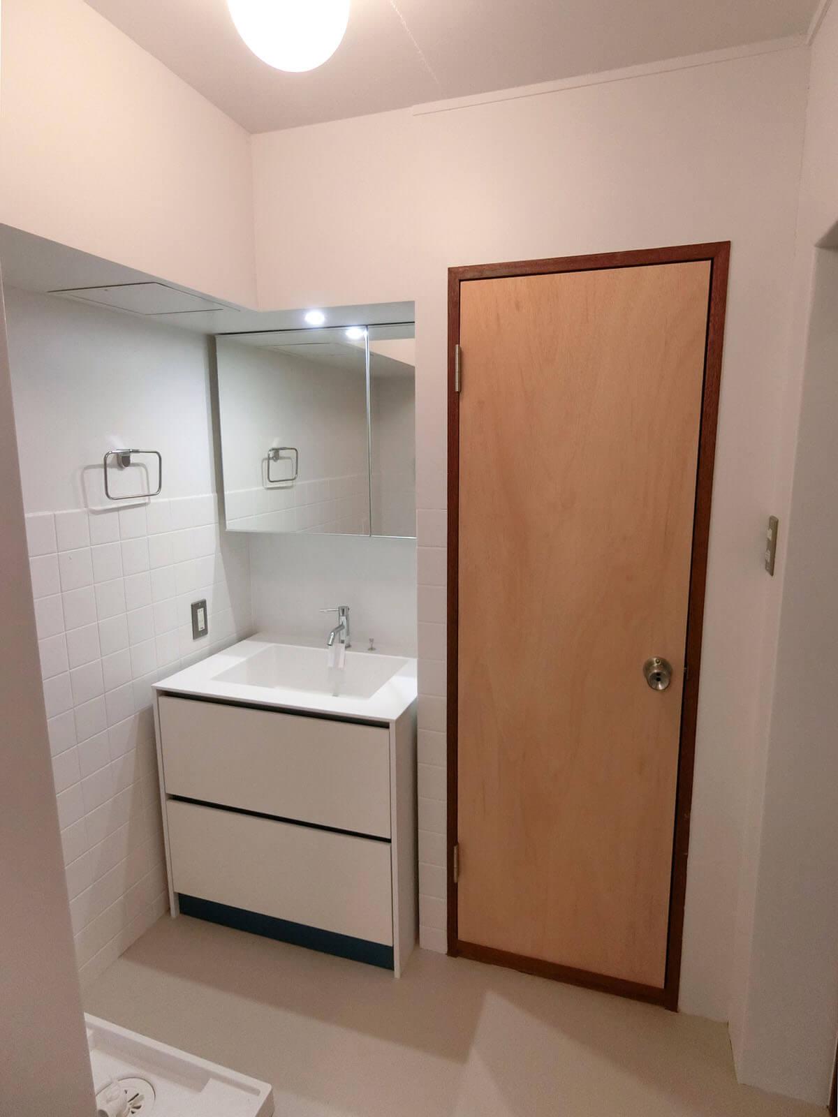 大田区大森中の賃貸物件/ドアを開けるとトイレ、洗濯機と洗面台は向かい合わせに