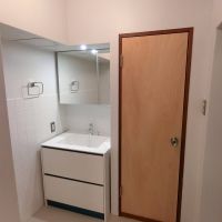 大田区大森中の賃貸物件/ドアを開けるとトイレ、洗濯機と洗面台は向かい合わせに
