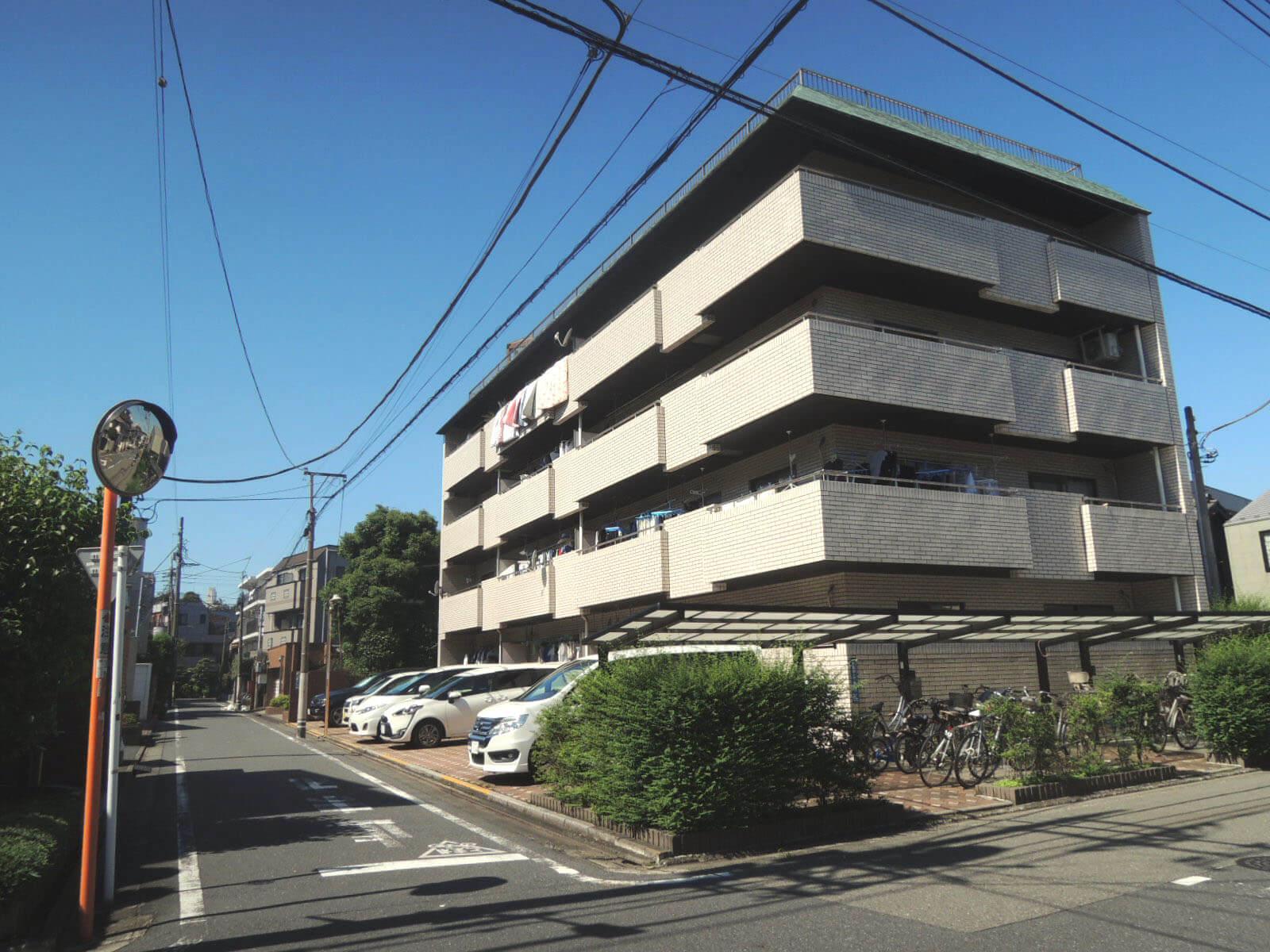 大田区大森中の賃貸物件/見た目はごく普通のマンション、その屋上には