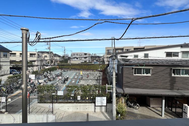 杉並区浜田山の賃貸物件/玄関からの眺望は駐輪場と幼稚園校舎