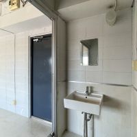 世田谷区瀬田の賃貸物件/水回りの出入り口にはカーテンレールが付いているので、ガラス張りで落ち着かない場合はカーテンをご用意ください