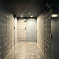 世田谷区瀬田の賃貸物件/廊下の壁は黒く塗装してあり、重厚な雰囲気。隠れ家に帰ってきた気分を味わえる