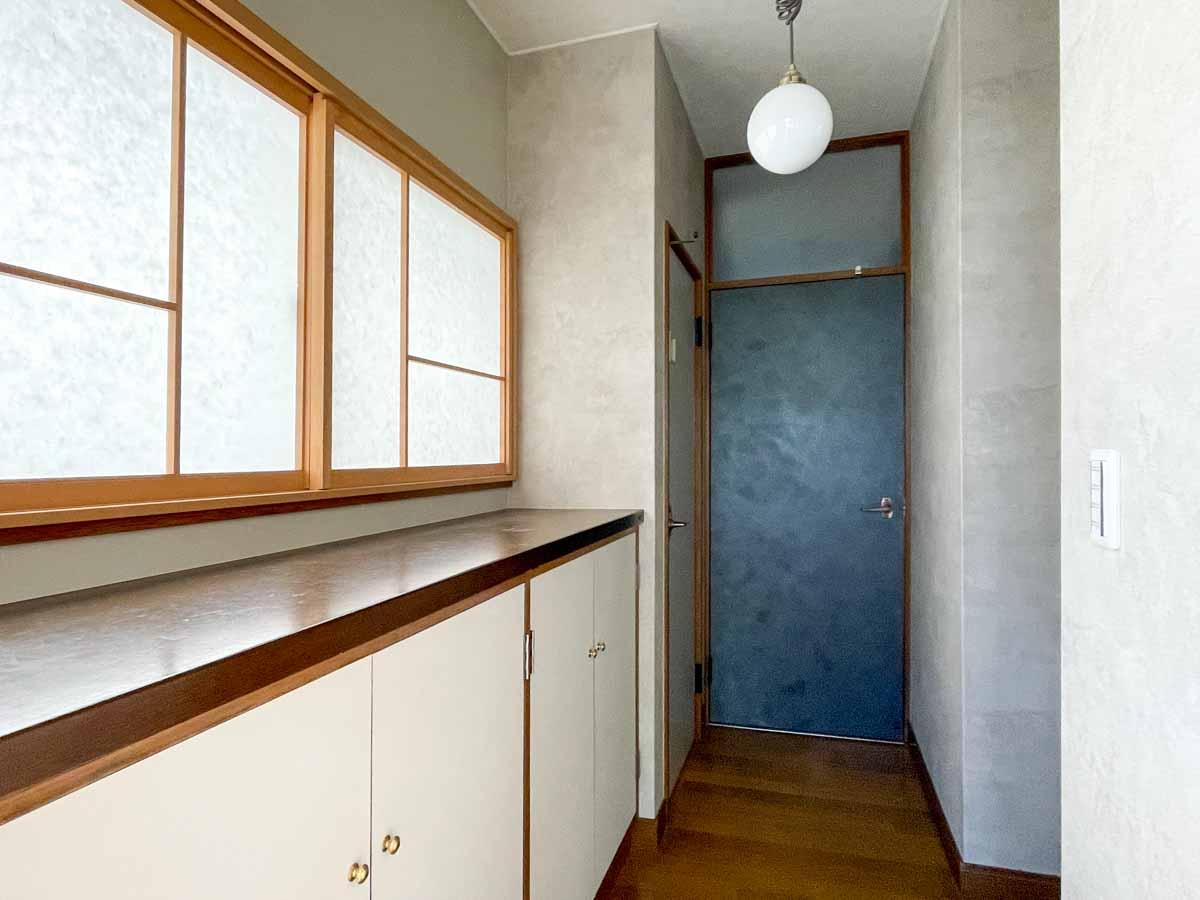 品川区平塚の賃貸物件/玄関。障子の建具が雰囲気ある。下駄箱のつまみや照明のデザインもかわいらしい