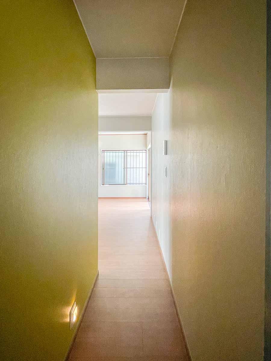 品川区平塚の賃貸物件/カラシ色の壁の通路を抜けるとお部屋が待っている