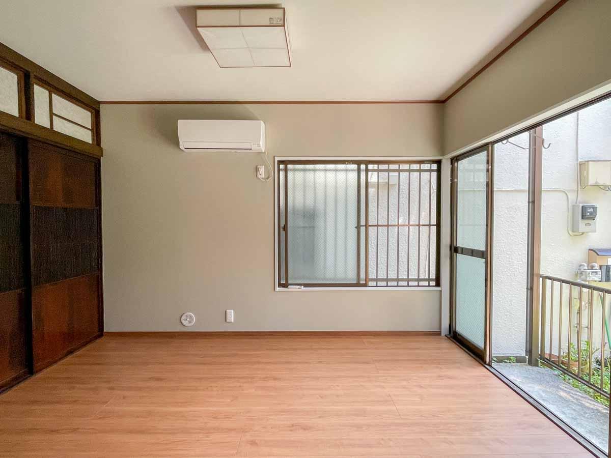 品川区平塚の賃貸物件/テラス側のお部屋。収納の扉が渋いデザイン。壁はブルーグレーに塗装されています