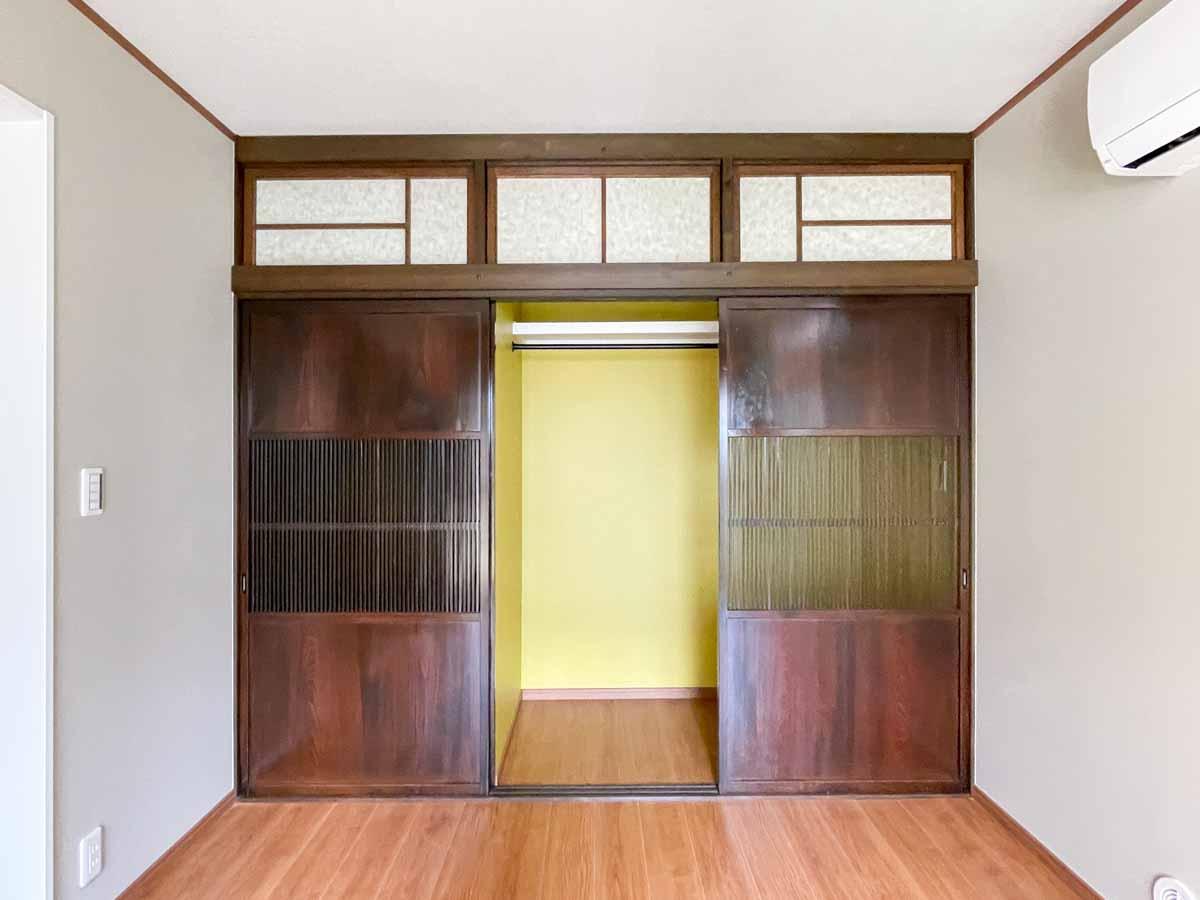 品川区平塚の賃貸物件/古いお屋敷にあるような渋い扉。収納の中がカラシ色になっているのも素敵です