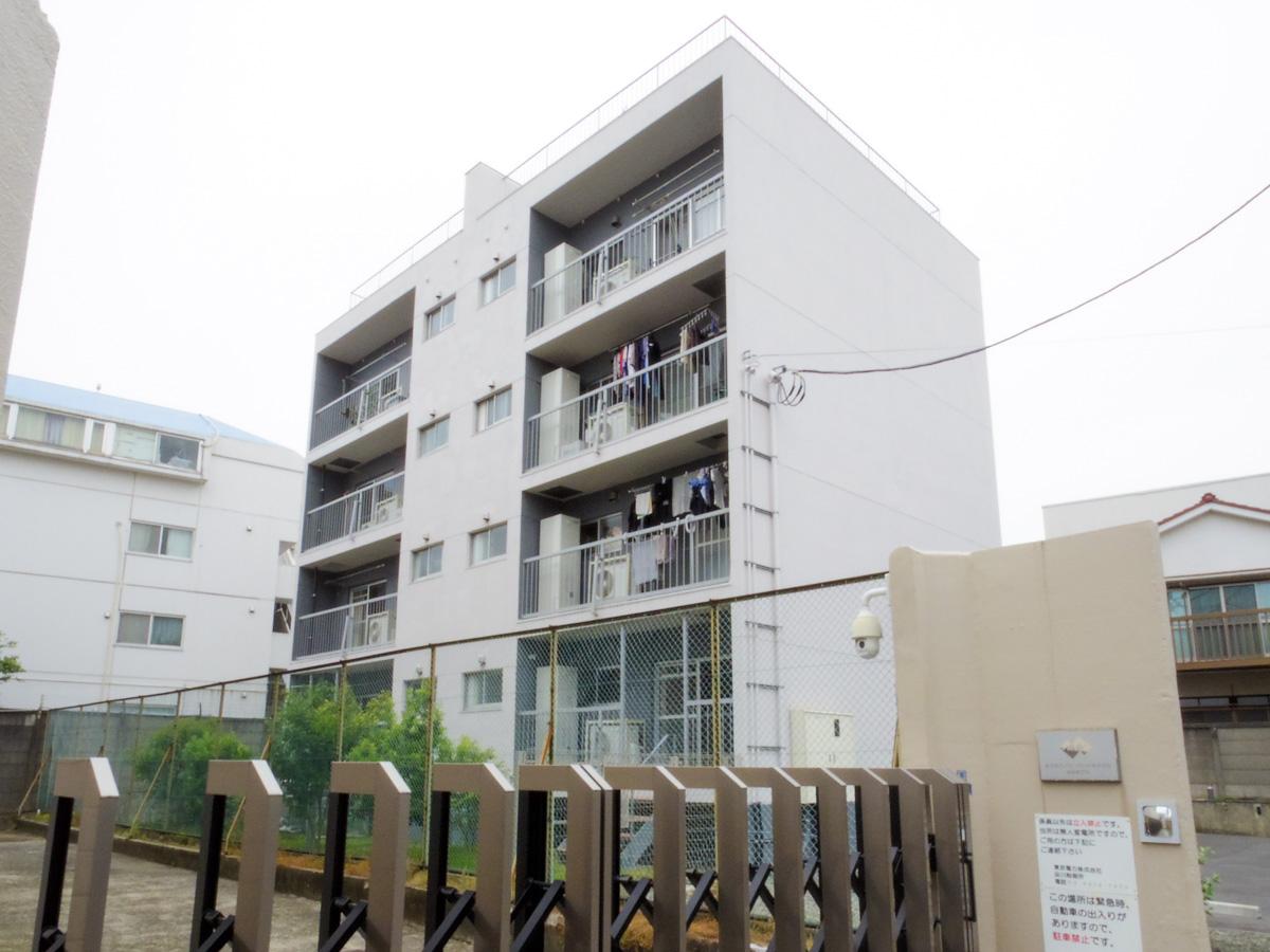 品川区豊町の賃貸物件/団地テイストな外観もスタイリッシュに。建物にエレベーターはありませんので、3階までは階段です
