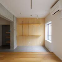 品川区豊町の賃貸物件/土間スペースは幅約2.4m、奥行き約1.5m。ライティングレールが設置されていて、デスクスペースを想定した設計