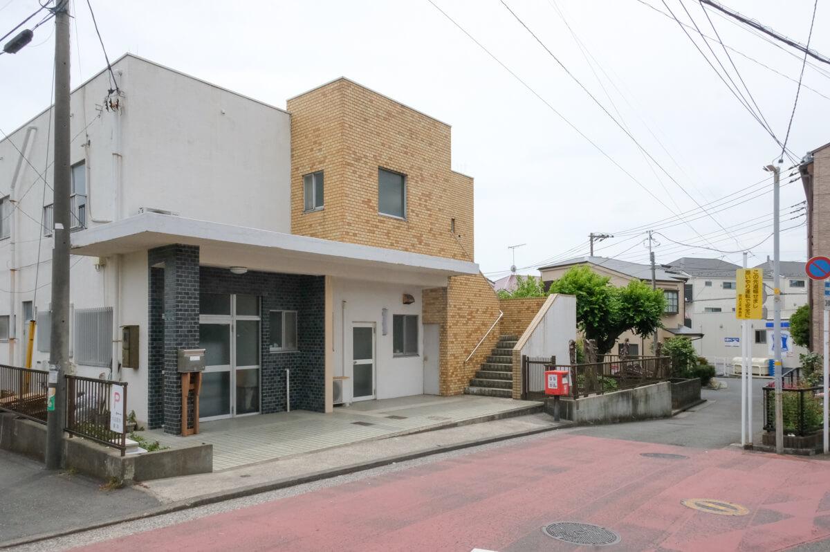 神奈川県横浜市金沢区寺前の賃貸物件/前回募集時の写真：人が多く往来する道沿いにある、目を引く建物