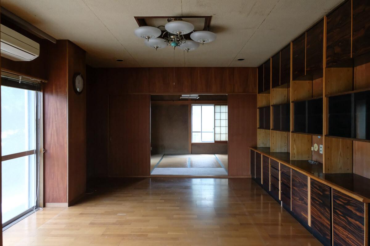 神奈川県横浜市金沢区寺前の賃貸物件/前回募集時の写真：1階住居部分（庭側）。壁に使われた木材が良い味を出している（現状：一部照明や畳が変更済み）