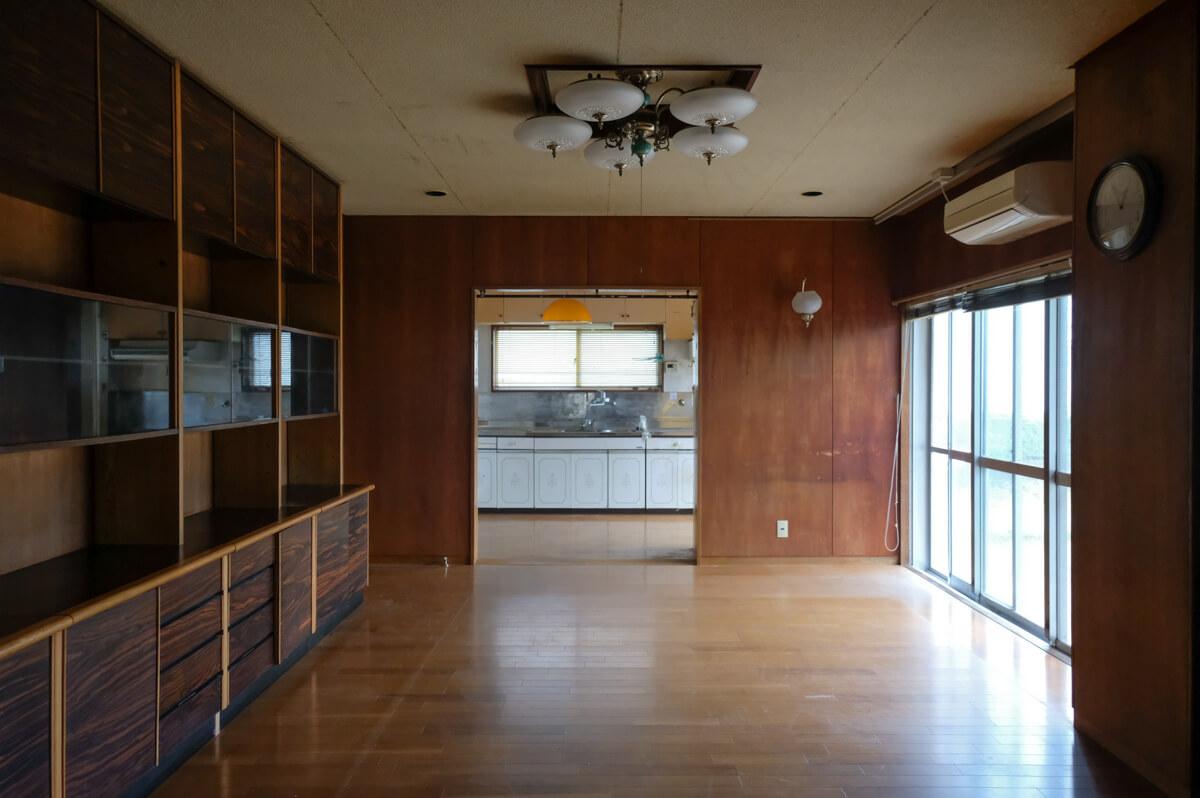 神奈川県横浜市金沢区寺前の賃貸物件/前回募集時の写真：1階ですが、光もやんわり入ってきます（現状：キッチンや一部照明が変更済み）