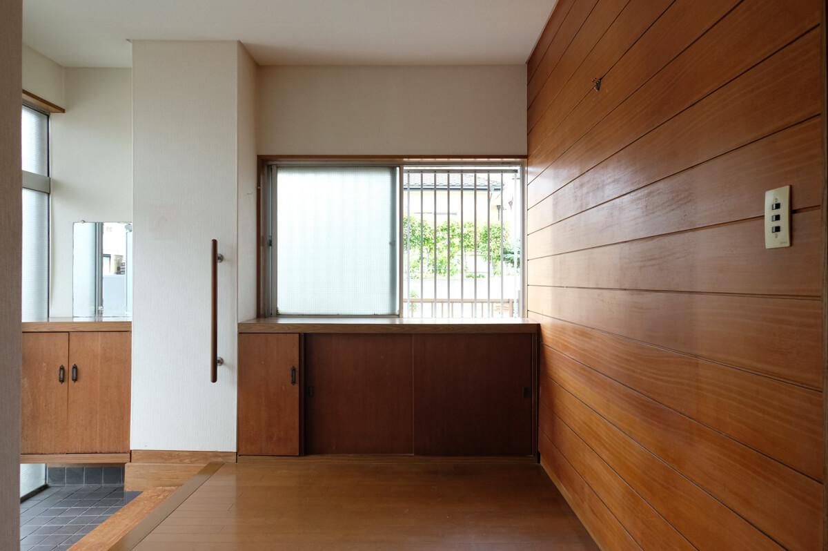 神奈川県横浜市金沢区寺前の賃貸物件/前回募集時の写真：住居部分のエントランス。板張りの壁が素敵