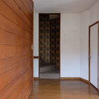 神奈川県横浜市金沢区寺前の賃貸物件/前回募集時の写真：正面に、2階へつながる階段がありますが、現状は塞がれています