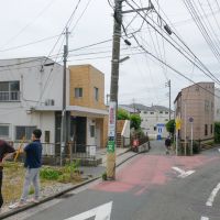 神奈川県横浜市金沢区寺前の賃貸物件/前回募集時の写真：こんなYの字形に伸びる道沿いにある建物
