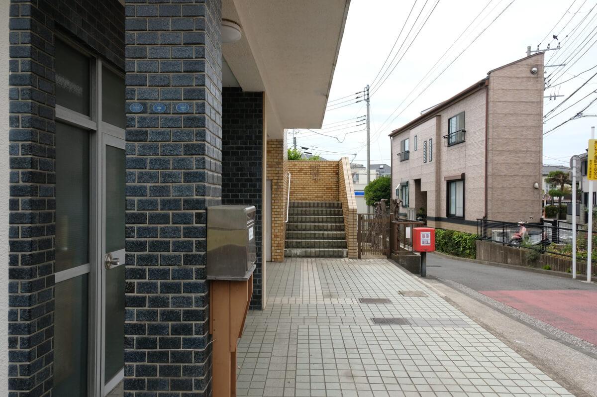 神奈川県横浜市金沢区寺前の賃貸物件/前回募集時の写真：1階、エントランス前の雰囲気。ちょっとしたこのスペースも良い使い方ができるといい