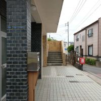 神奈川県横浜市金沢区寺前の賃貸物件/前回募集時の写真：1階、エントランス前の雰囲気。ちょっとしたこのスペースも良い使い方ができるといい
