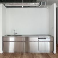 目黒区青葉台の賃貸物件/部屋のテイストに馴染んだステンレスキッチン